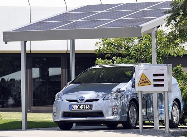 SunCarport liefert täglich Energie für rund 30 Kilometer elektrischen Betrieb im Prius Plug-In